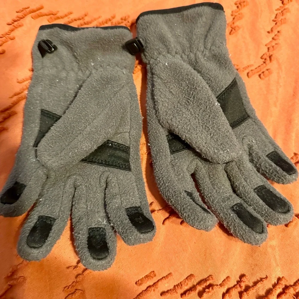 The North Face Boys Fleece Gloves…Color: Gray/Black…Sz: Small (7/8)